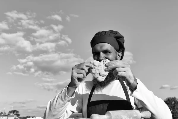 Berded Mann Koch Kochen im Freien — Stockfoto