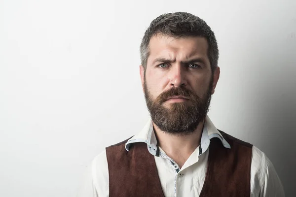 Hombre con barba larga y bigote en cara seria — Foto de Stock