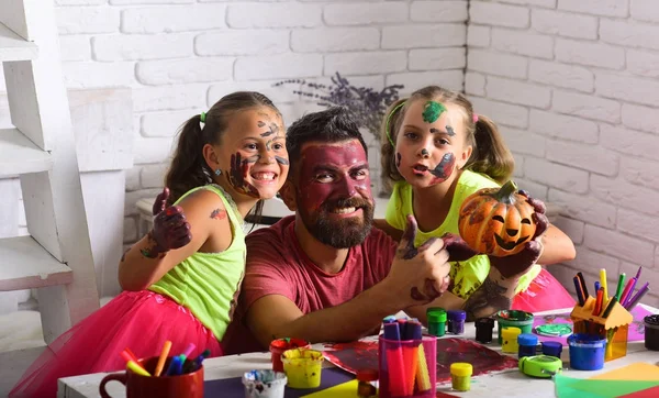 Halloween famille de l'homme et des filles en peinture avec citrouille — Photo