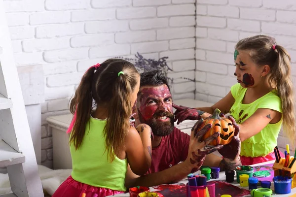 Halloween dětí s šťastný obličej v programu Malování. — Stock fotografie