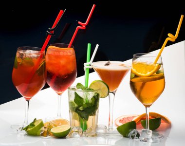 Kokteyller mojito siyah ve beyaz zemin üzerine.