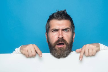 Hipster ciddi bir yüz ile tutun kağıt.