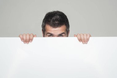 Hipster gizle yüz beyaz kağıt behind.
