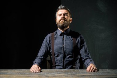 Ciddi sakallı bir menajer.