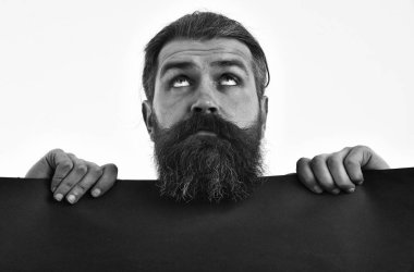 şaşırmış sakallı adam hipster beyaz izole kırmızı kağıt ile