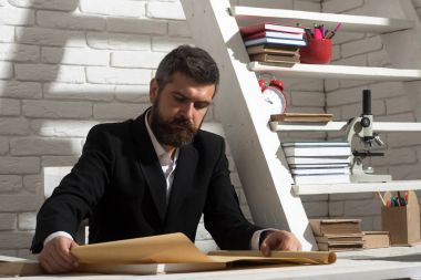 Beyaz tuğla duvar arka plan üzerinde sakallı