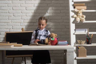 Beyaz tuğla duvar arka plan üzerinde sınıfta çocuk