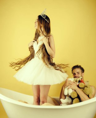 Sevgili sarı arka plan üzerinde sakin ol.