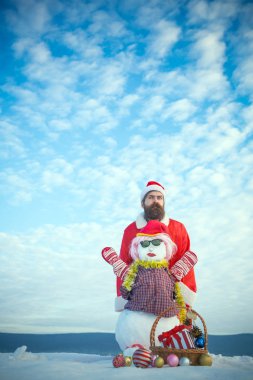 Adam korkmuş yüz santa şapka poz ile