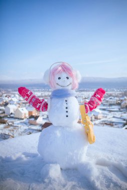 Yeni yıl kardan adam çanta ile beyaz kar.