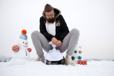 Hipster binme oyuncak araba beyaz gökyüzü üzerinde