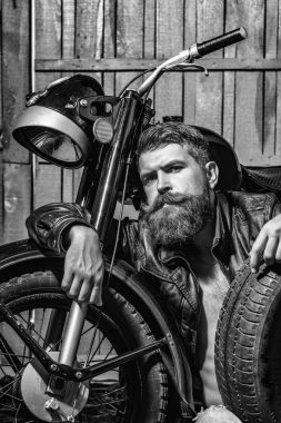 Sakallı adam hipster motorcu