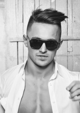 Şık erkek güneş gözlüğü