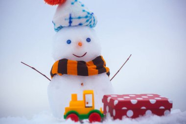 Kardan adam şapka ve atkı beyaz arka plan üzerinde