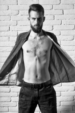 ince tuğla duvar arka plan üzerinde mor tişörtlü adam sakallı