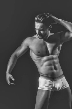 yakışıklı kaslı maço adam seksi sporcunun beden pantolon ile