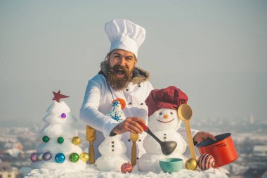 Beyaz üniformalı kepçe ile gülümseyen hipster