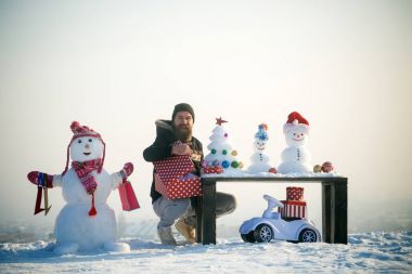 Mutlu adam hediye kutusu açma