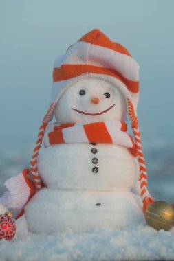 Gülen yüz mavi gökyüzü arka plan üzerinde ile kardan adam