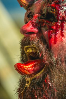 Cadılar Bayramı vampir adam yüz kanlı diliyle