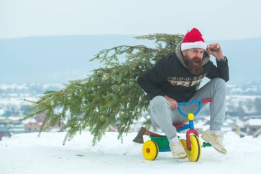 Üç tekerlekli bisiklet üzerinde karlı manzara kişini