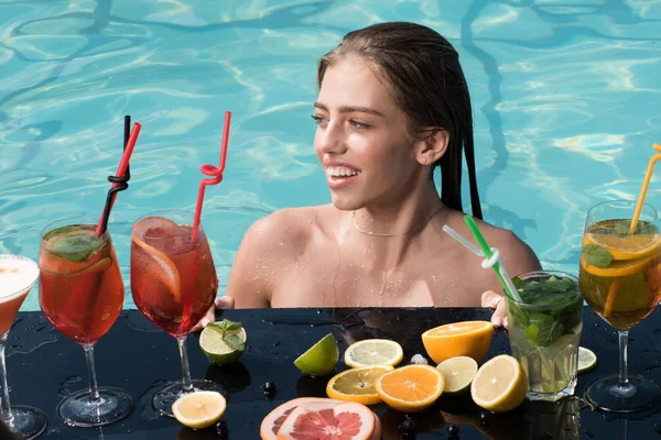 Natación y relax en la piscina de agua . — Foto de Stock