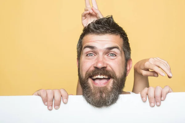 Hombre con barba larga en gesto de la mano feliz y femenina —  Fotos de Stock