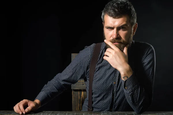 Hombre o hombre de negocios en camisa con barba en cara seria — Foto de Stock