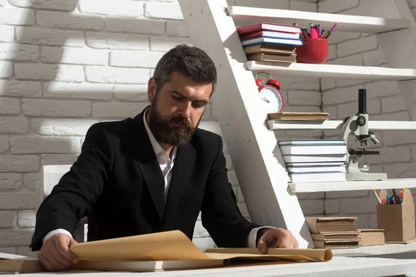 Beyaz tuğla duvar arka plan üzerinde sakallı