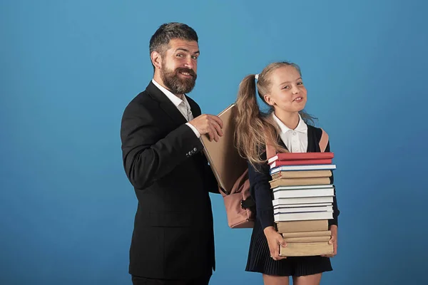 Mädchen und Mann in Anzug und Schuluniform — Stockfoto