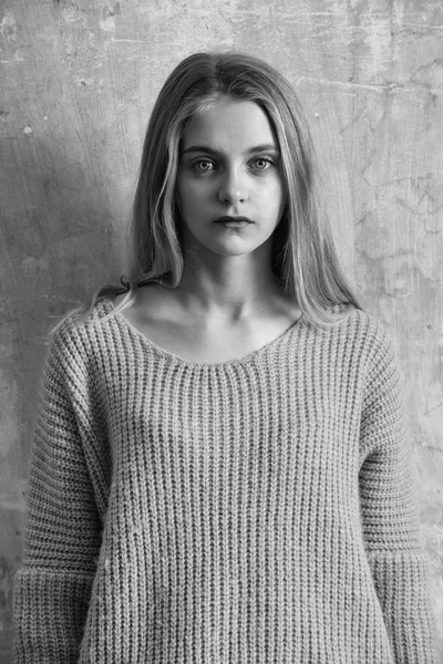 Chica bastante joven con el pelo rubio en suéter de moda —  Fotos de Stock