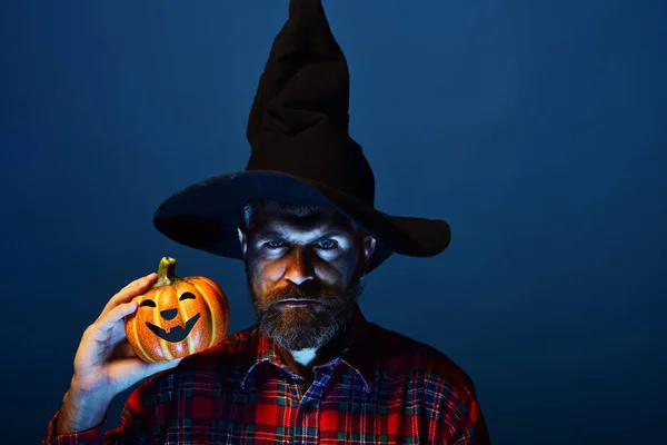 Halloween assistente hipster com barba e jack o lanterna — Fotografia de Stock