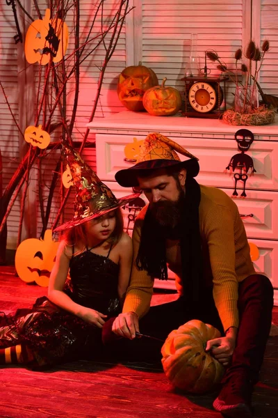Concetto di decorazioni Halloween. Ragazza e uomo barbuto con volti concentrati — Foto Stock