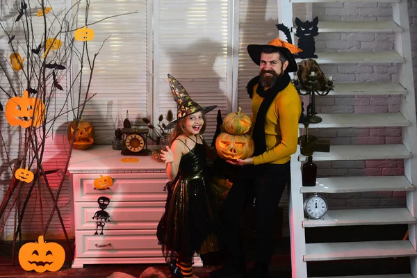 Vader en dochter met Halloween decor. Meisje en bebaarde man — Stockfoto