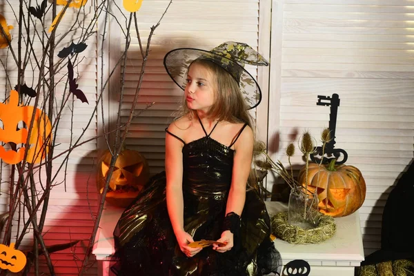 Kleine Hexe mit Halloween-Dekor. Halloween-Party und Festkonzept. — Stockfoto
