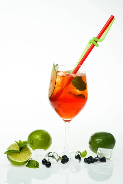 Alkoholické nápoje a rybízu berry v restauraci. — Stock fotografie