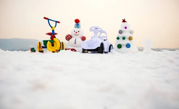 Сніговик і снігова ялинка на білому небі — стокове фото