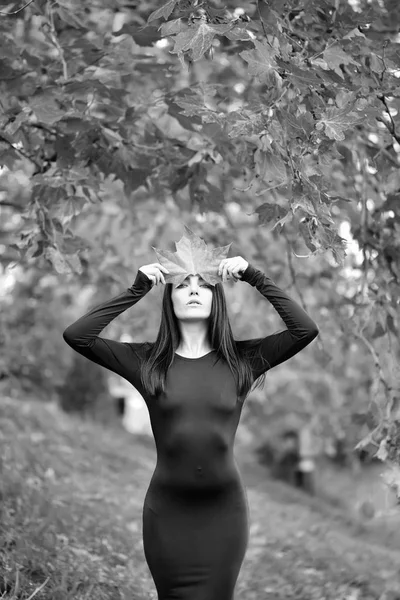 akçaağaç yaprağı ile kadın