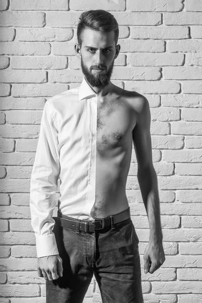 yakışıklı sakallı yarısı gömlekli ve çıplak gövde ile adam