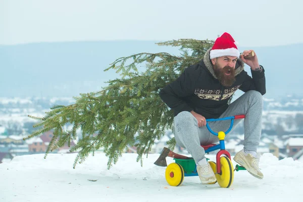 Üç tekerlekli bisiklet üzerinde karlı manzara kişini