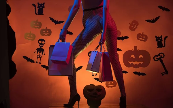 Halloween lábát a lány csontváz és a denevér-háttér. — Stock Fotó