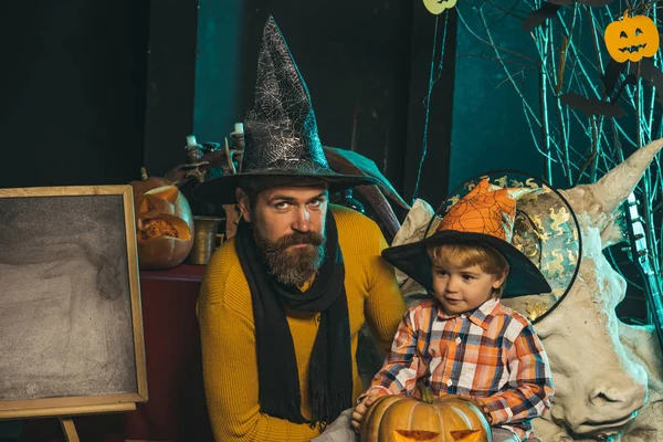 Halloween Padre e hijo pequeño, día del padre . —  Fotos de Stock