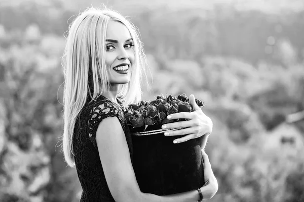 Fille avec des fleurs en boîte — Photo