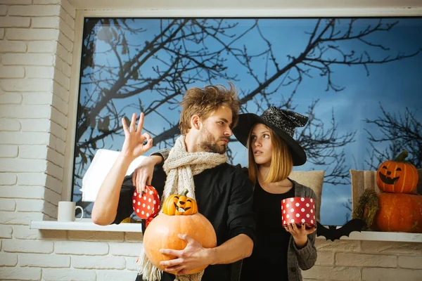 Chica de Halloween en caja de regalo de apertura de sombrero de bruja — Foto de Stock