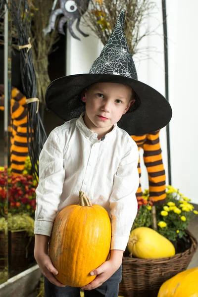 Halloween kind met blij gezicht. — Stockfoto