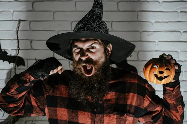 Homem de Halloween com abóbora e punho na sombra escura — Fotografia de Stock