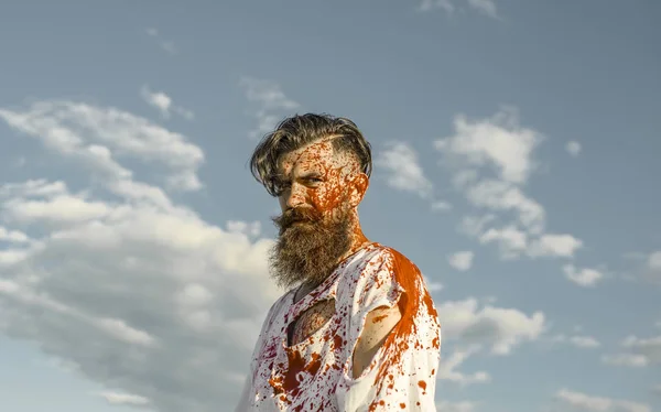 Cadılar Bayramı adam kırmızı kan ile sakallı yüzünde splatters — Stok fotoğraf