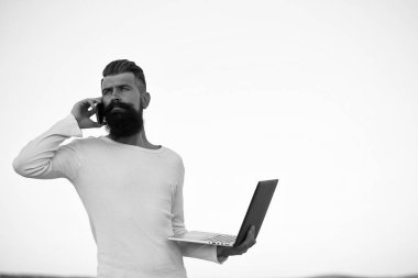 dizüstü bilgisayar ve telefon