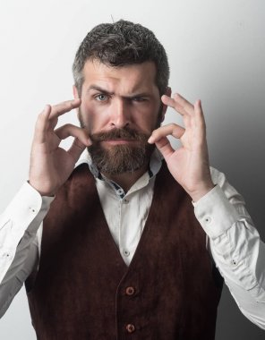 Adam ya da sakallı işadamı.