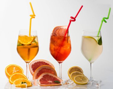 beyaz izole kokteyl.